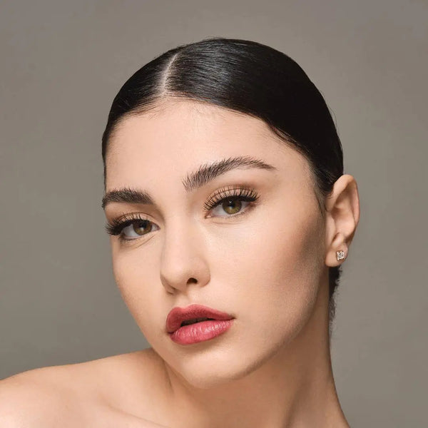 Frau trägt Chogan Eyelashes Extreme Gaze ELS10 für intensiven ausdrucksstarken Blick