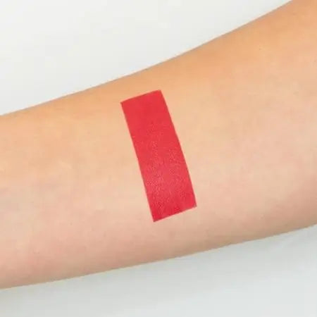 Farbswatch Chogan Matter Flüssiger Lippenstift Coral Red MKLIP38 auf der Haut