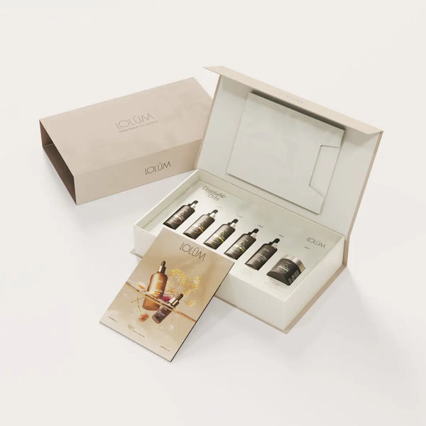 Lolûm Kit LOLSET02 – Geöffnete beige Box mit 6 ULTRA OIL™ Pflanzenölmischungen und Katalog