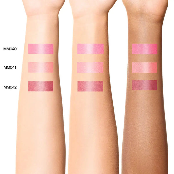 Farbvergleich (Swatches) der MoniAmori Blush & Kiss Sticks: MM040 Watermelon, MM041 Peach, MM042 Mauve auf verschiedenen Hauttönen