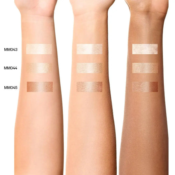 MoniAmori Light & Go Farbvergleich: Drei Arme unterschiedlicher Hauttypen mit Swatches der drei Nuancen MM043, MM044 und MM045 (Champagne als hellster Ton oben), zur Veranschaulichung des schimmernden Glow-Effekts.