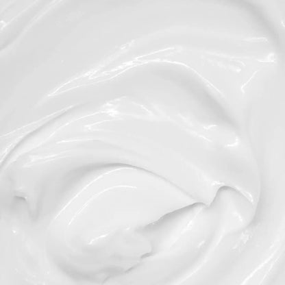 Weiße, cremige Textur der Aurodhea Gesichtscreme mit Schneckenschleim als Nahaufnahme