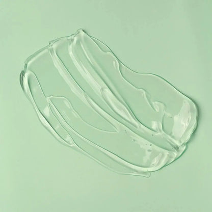 Transparente Geltextur auf grünem Hintergrund als Illustration des Inhaltsstoffs Schneckenschleim