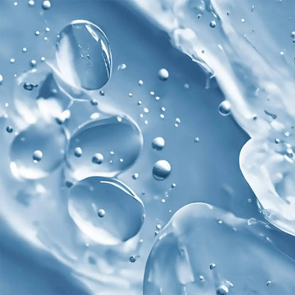 Transparente Gelblasen vor blauem Hintergrund als Darstellung von Feuchtigkeitspflege