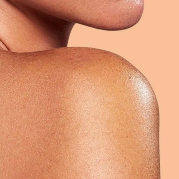 U20B Glow Body Oil – Anwendung & Textur des goldenen Schimmeröls auf Haut, pflegend & strahlend