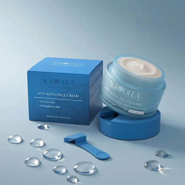 Aurodhea Hyaluronsäure-Gesichtscreme CR05C mit geöffnetem blauem Cremetiegel, Verpackung und Spatel
