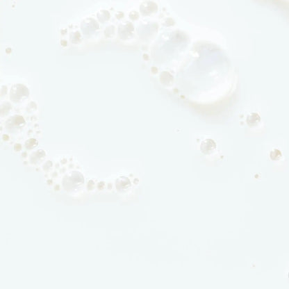 Nahaufnahme weißer Milchtropfen als illustrative Darstellung des Inhaltsstoffs Eselsmilch