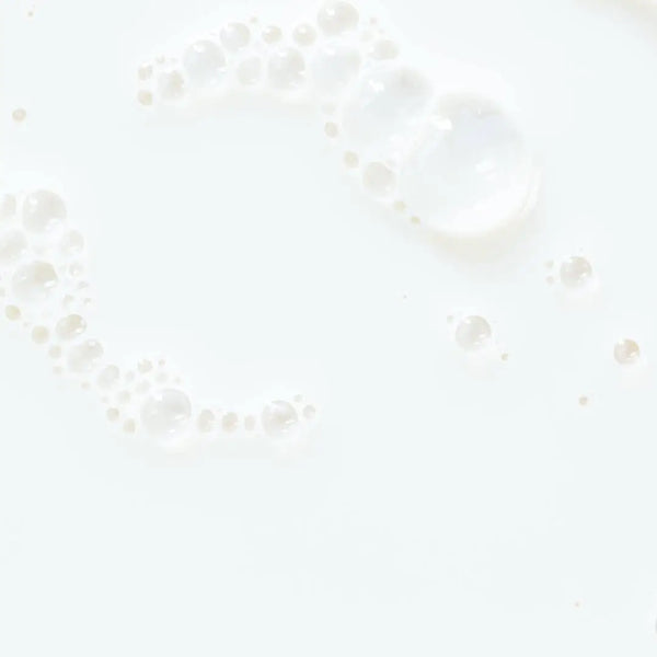 Nahaufnahme weißer Milchtropfen als illustrative Darstellung des Inhaltsstoffs Eselsmilch