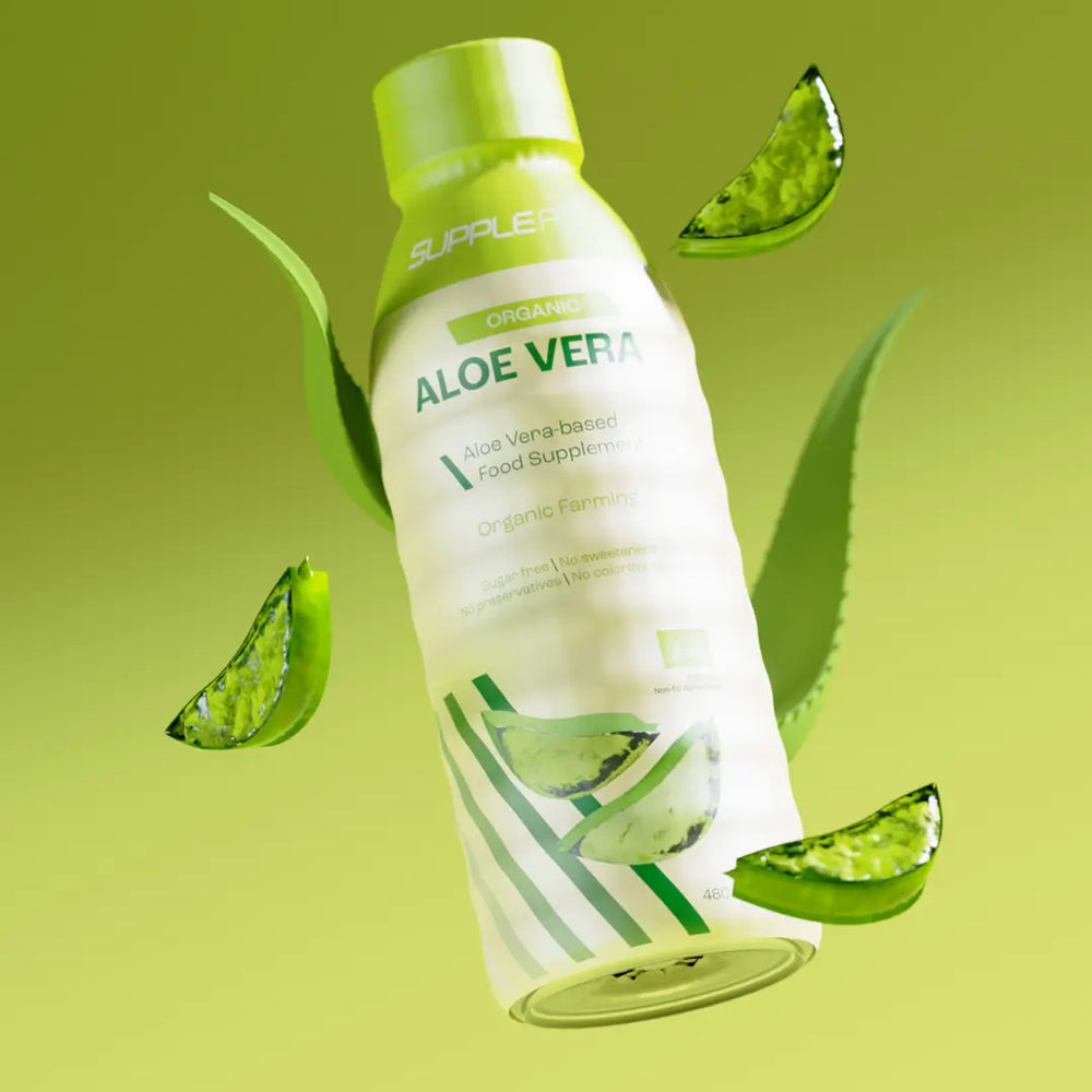 Bio Aloe Vera Saft Flasche 480 ml – Nahrungsergänzung mit reinem Aloe Vera Saft, naturbelassen, ohne Zucker und Zusatzstoffe, Produktabbildung mit Aloe-Blatt