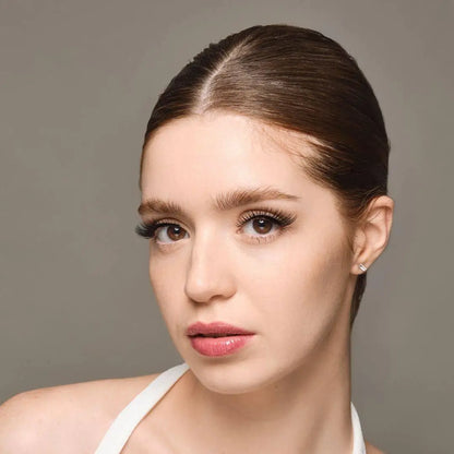 Frau trägt Chogan Eyelashes Doe Gaze ELS11 für intensive Bambi-Augen