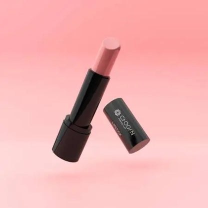 Chogan Glossy Lipstick Light Nude MKRS13 – geöffneter Lippenstift auf rosafarbenem Hintergrund