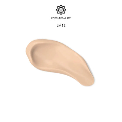 Chogan Make-Up Instant Matte Foundation LM12 Pink Nude: Nahaufnahme eines Swatches der flüssigen Foundation, der die hohe Deckkraft und den hellen, rosé-beigen Farbton Pink Nude zeigt, mit dem Chogan Make-Up Logo darüber.