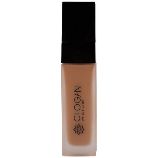 Chogan Make-Up Perfect Hydra Foundation LM09 Caramel: Eleganter, transparenter Glasflakon mit schwarzem Verschluss und dem Chogan Make-Up Logo, der die flüssige Foundation im Farbton Caramel zeigt.