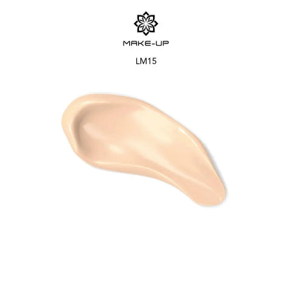 Chogan Make-Up Perfect Hydra Foundation LM15 Ivory: Nahaufnahme eines Swatches der flüssigen Foundation, der die leichte, cremige Textur und den hellen Ivory-Farbton zeigt, mit dem Chogan Make-Up Logo darüber.
