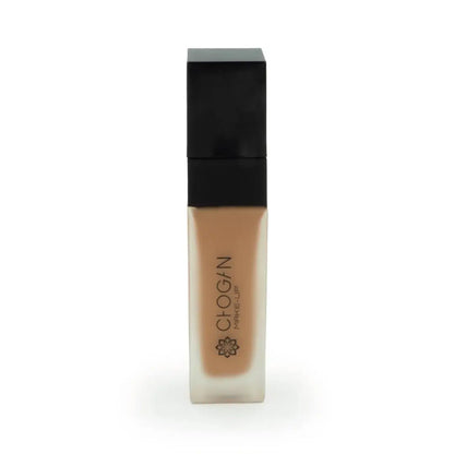 Chogan Make-Up Perfect Hydra Foundation LM17 Sand: Eleganter Glasflakon mit schwarzem Deckel und dem Chogan Make-Up Logo, gefüllt mit der flüssigen Foundation im Farbton Sand, auf weißem Hintergrund.