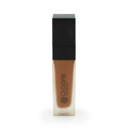 Chogan Make-Up Perfect Hydra Foundation LM18 Caramel: Eleganter Glasflakon mit schwarzem Deckel und dem Chogan Make-Up Logo, gefüllt mit der flüssigen Foundation im Farbton Caramel, auf weißem Hintergrund.