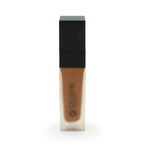 Chogan Make-Up Perfect Hydra Foundation LM18 Caramel: Eleganter Glasflakon mit schwarzem Deckel und dem Chogan Make-Up Logo, gefüllt mit der flüssigen Foundation im Farbton Caramel, auf weißem Hintergrund.