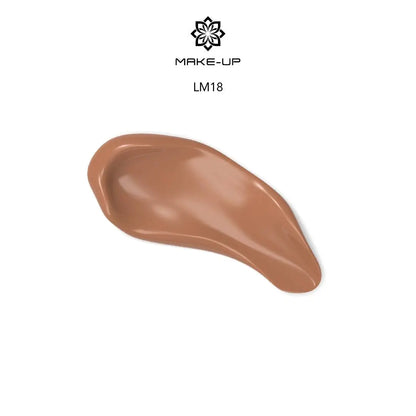 Chogan Make-Up Perfect Hydra Foundation LM18 Caramel: Nahaufnahme eines Swatches der flüssigen Foundation, der die leichte, cremige Textur und den warmen Caramel-Farbton zeigt, mit dem Chogan Make-Up Logo darüber.
