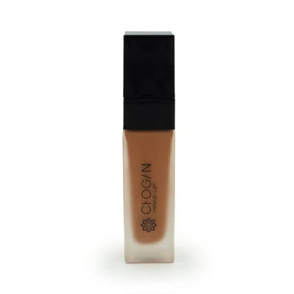 Chogan Make-Up Perfect Hydra Foundation LM19 Peach: Eleganter Glasflakon mit schwarzem Deckel und dem Chogan Make-Up Logo, gefüllt mit der flüssigen Foundation im Farbton Peach, auf weißem Hintergrund.