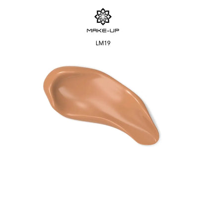 Chogan Make-Up Perfect Hydra Foundation LM19 Peach: Nahaufnahme eines Swatches der flüssigen Foundation, der die leichte, cremige Textur und den warmen Peach-Farbton zeigt, mit dem Chogan Make-Up Logo darüber.