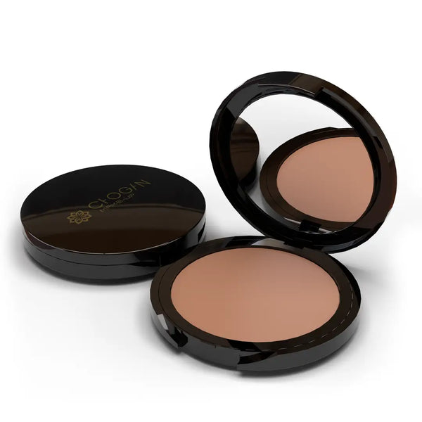 Chogan Make-Up Warm Shade Kompakt-Bronzer TER14 First Tan: Geöffnete, elegante schwarze Puderdose mit integriertem Spiegel und dem Chogan Make-Up Logo, die den feinen Bronzer im hellen, warmen Farbton First Tan zeigt.