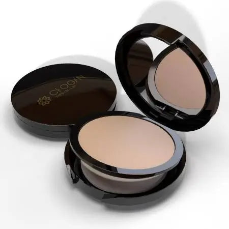 Chogan Make-Up Warm Shade Kompaktpuder CPR14 Creamy: Geöffnete, elegante schwarze Puderdose mit integriertem Spiegel und dem Chogan Make-Up Logo, die den feinen Puder im Farbton Creamy zeigt.