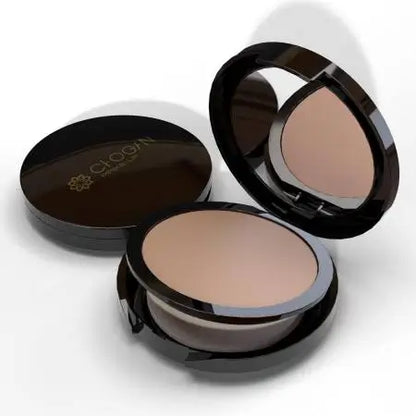 Chogan Make-Up Warm Shade Kompaktpuder CPR15 Natural: Geöffnete, elegante schwarze Puderdose mit integriertem Spiegel und dem Chogan Make-Up Logo, die den feinen Puder im Farbton Natural zeigt.