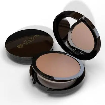 Chogan Make-Up Warm Shade Kompaktpuder CPR16 Sand: Geöffnete, elegante schwarze Puderdose mit integriertem Spiegel und dem Chogan Make-Up Logo, die den feinen Kompaktpuder im warmen Farbton Sand zeigt.