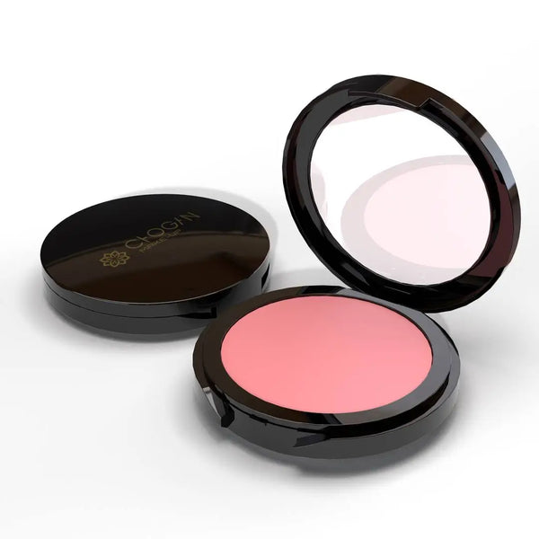 Chogan Make-Up Warm Shade Kompaktrouge FRD11 Peach: Geöffnete, elegante schwarze Puderdose mit integriertem Spiegel und dem Chogan Make-Up Logo, die das feine Rouge im Farbton Peach zeigt.
