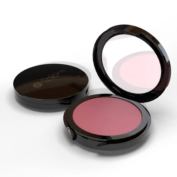 Chogan Make-Up Warm Shade Kompaktrouge FRD12 Raspberry: Geöffnete, elegante schwarze Puderdose mit integriertem Spiegel und dem Chogan Make-Up Logo, die das feine Rouge im Farbton Raspberry zeigt.