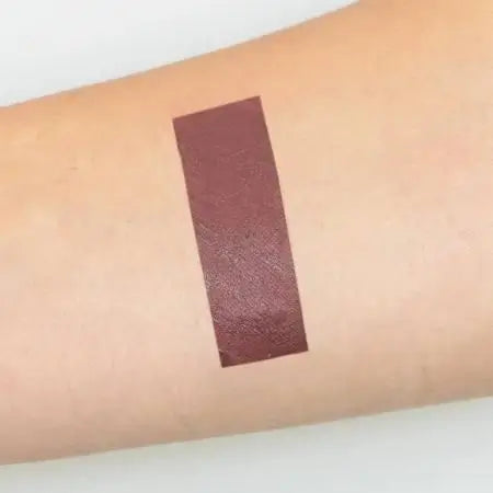 Farbswatch Chogan Matter Flüssiger Lippenstift Dark Plum MKLIP37 auf der Haut