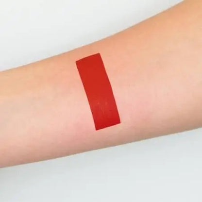 Farbswatch Chogan Matter Flüssiger Lippenstift Red Velvet MKLIP40 auf der Haut