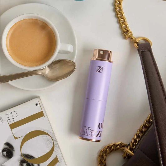 Olfazeta Parfüm-Taschenetui Modern Lila auf weißer Fläche mit Accessoires arrangiert