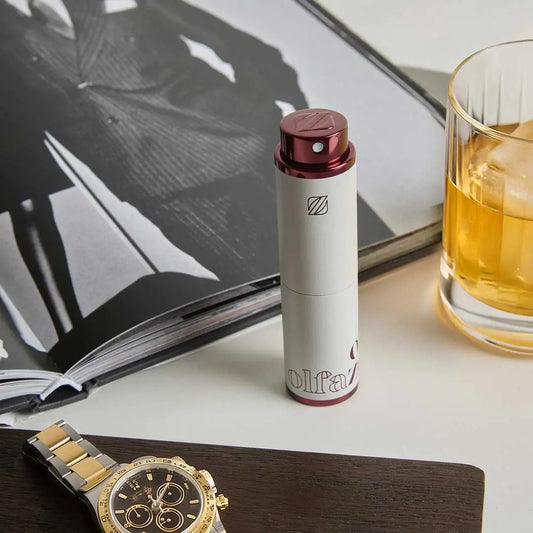 Olfazeta Parfüm-Taschenetui Modern Taubengrau auf Schreibtisch mit Accessoires arrangiert