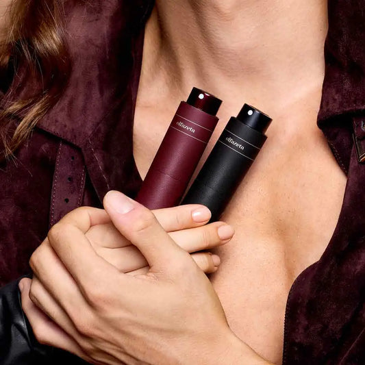 Frau hält das Olfazeta Parfüm-Taschenetui Timeless Bordeaux in der Hand – Detailaufnahme