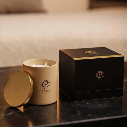 Brennende Cooperativa Profumieri MÉLIA Honey & Jasmine Duftkerze mit schwarzer Verpackung und goldenem Deckel