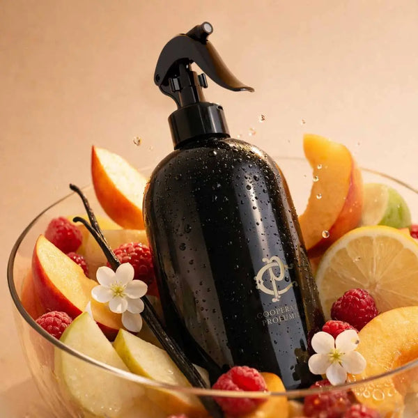 Cooperativa Profumieri Sweet Symphonies COPS0009 – schwarze Sprühflasche in Glasschüssel mit Pfirsich, Himbeere, Apfel, Zitrone und Vanilleschoten