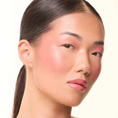 Model trägt den MoniAmori MM042 Blush & Kiss Stick in Berry auf Lippen und Wangen für einen verführerischen, intensiven Look
