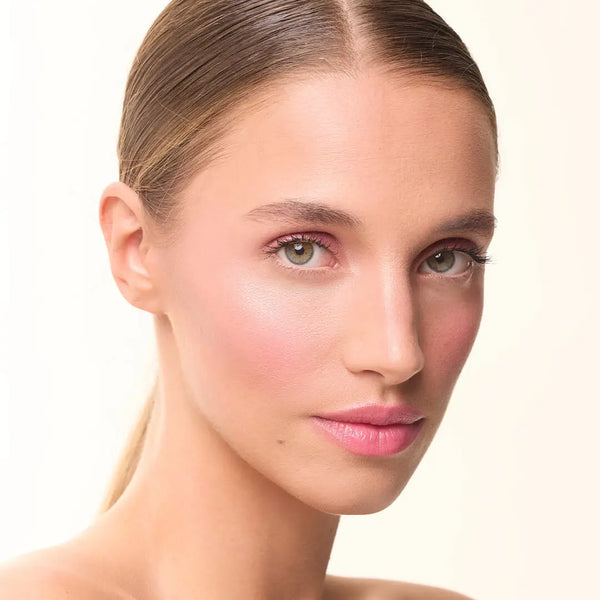 Model trägt den MoniAmori MM040 Blush & Kiss Stick in Watermelon auf Lippen und Wangen für einen frischen, gesunden Look