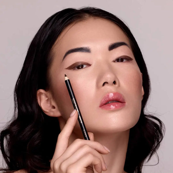 MoniAmori Extra-EyeStay Augenstift Dark Truffle MM019 Anwendung Model 2