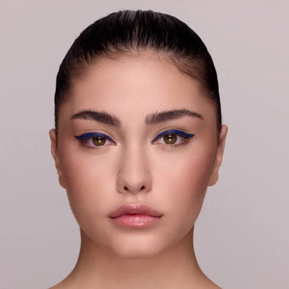 MoniAmori Extra-EyeStay Augenstift Midnight Blue MM018 Anwendung Model