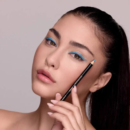MoniAmori Extra-EyeStay Crystal Blue MM022 – Model hält Augenstift bei der Anwendung