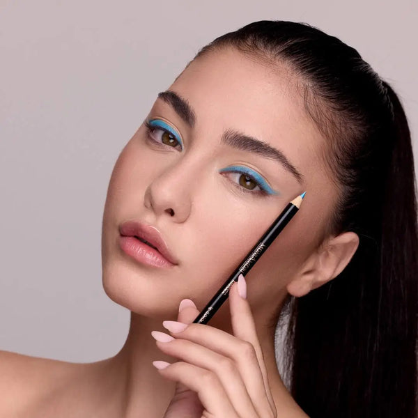 MoniAmori Extra-EyeStay Crystal Blue MM022 – Model hält Augenstift bei der Anwendung