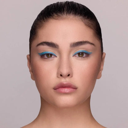 MoniAmori Extra-EyeStay Crystal Blue MM022 – Model mit intensivem Crystal Blue Eyeliner Look