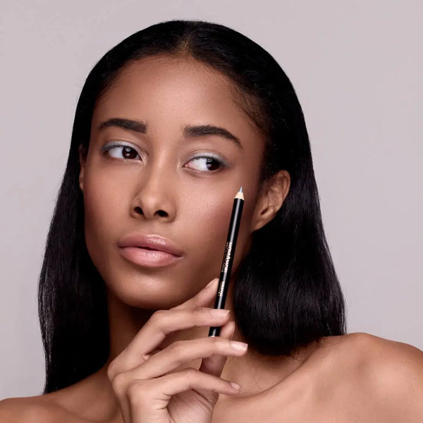 MoniAmori Extra-EyeStay Silver Moon MM021 – Model hält Augenstift bei der Anwendung