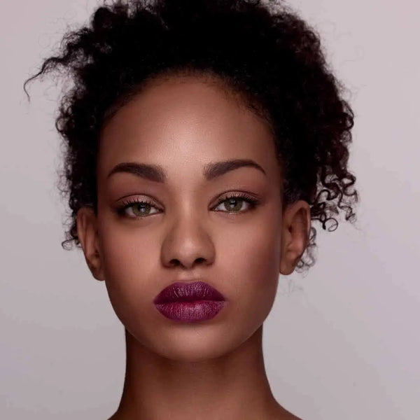 Model nach der Anwendung des MoniAmori Extra-LipStay Automatic Lip Liner Berry Kiss MM026
