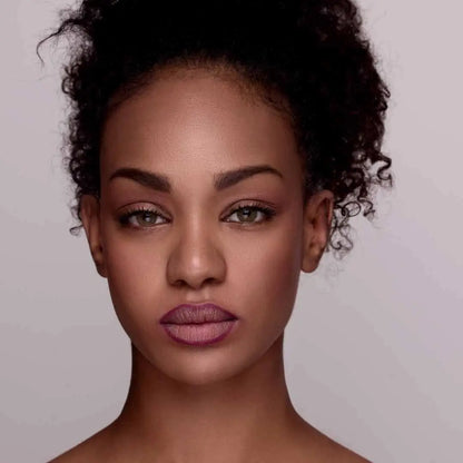 Model vor der Anwendung des MoniAmori Extra-LipStay Automatic Lip Liner Berry Kiss MM026