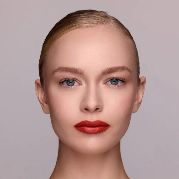 Model nach der Anwendung des MoniAmori Extra-LipStay Automatic Lip Liner Chic Peach MM029