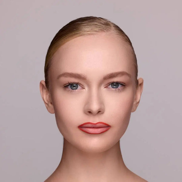 Model vor der Anwendung des MoniAmori Extra-LipStay Automatic Lip Liner Chic Peach MM029