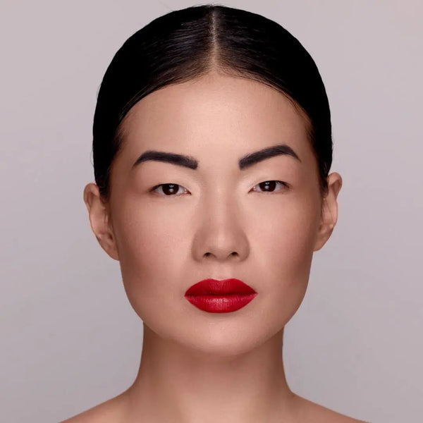 Model nach der Anwendung des MoniAmori Extra-LipStay Automatic Lip Liner Chili Love MM028